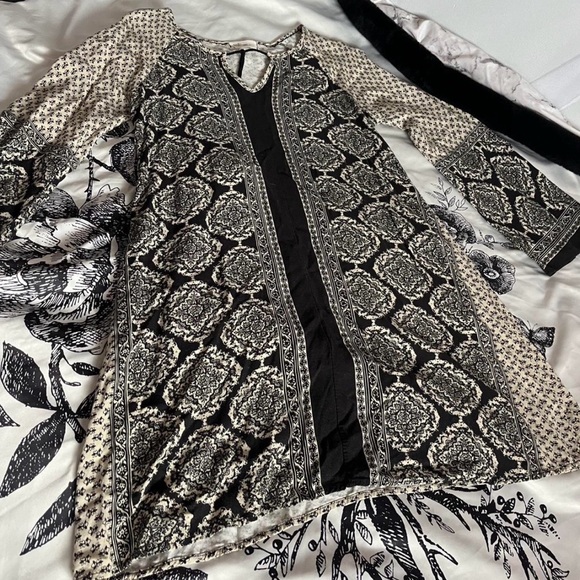 Patterned Button-Up Tunic Top - Picture 3 of 7